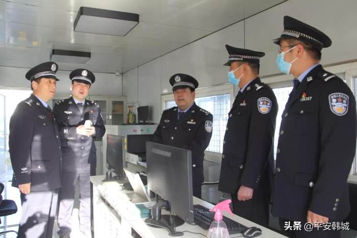 督导慰问鼓士气 严查严控守平安——师正利深入公安检查站指导安保工作（图）