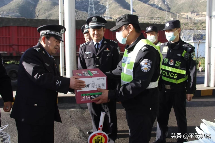 督导慰问鼓士气 严查严控守平安——师正利深入公安检查站指导安保工作（图）