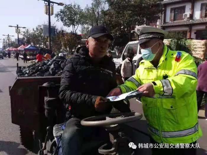 韩城公安交警开展“一盔一带”交通主题宣传活动（图）