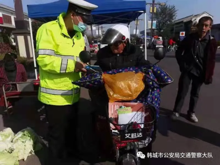 韩城公安交警开展“一盔一带”交通主题宣传活动（图）