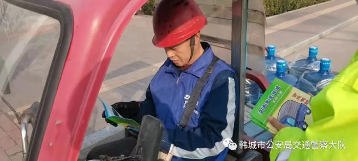 韩城公安交警开展“一盔一带”交通主题宣传活动（图）
