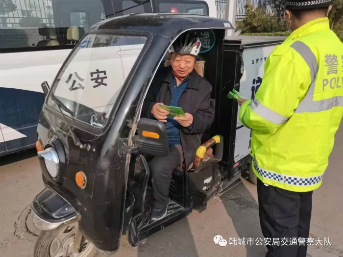 韩城公安交警开展“一盔一带”交通主题宣传活动（图）