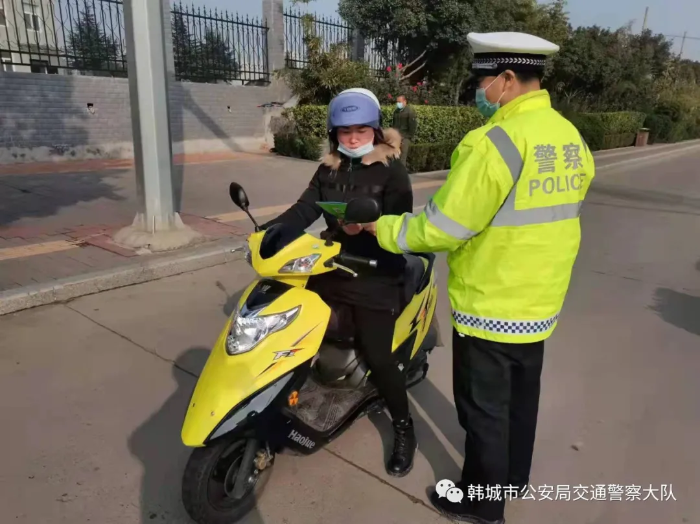 韩城公安交警开展“一盔一带”交通主题宣传活动（图）
