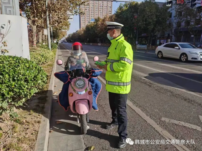 韩城公安交警开展“一盔一带”交通主题宣传活动（图）