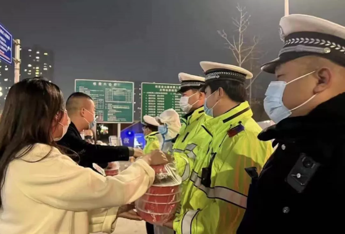 韩城：爱心水饺送给最美“逆行者”（图）