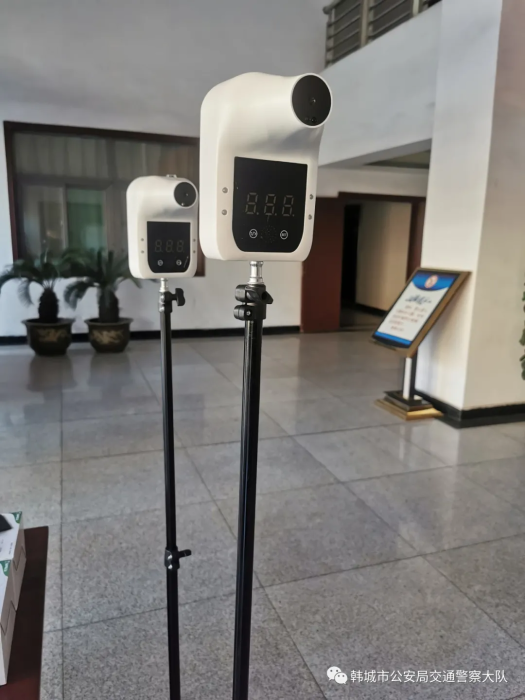 爱心企业向韩城市公安局交警大队捐赠两台红外额温计