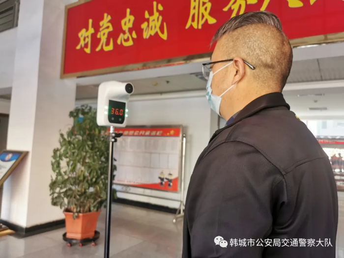 爱心企业向韩城市公安局交警大队捐赠两台红外额温计