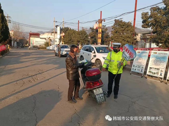 防疫不放松 韩城公安交警进农村（图）