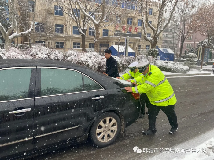 天冷心暖韩城公安交警帮推车温暖雪中人图