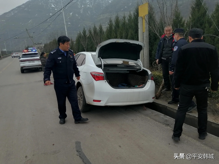 韩城：情暖寒冬 民警化身“抬车工”（图）