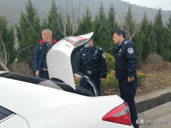 韩城：情暖寒冬 民警化身“抬车工”（图）