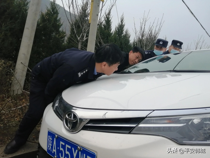 韩城：情暖寒冬 民警化身“抬车工”（图）