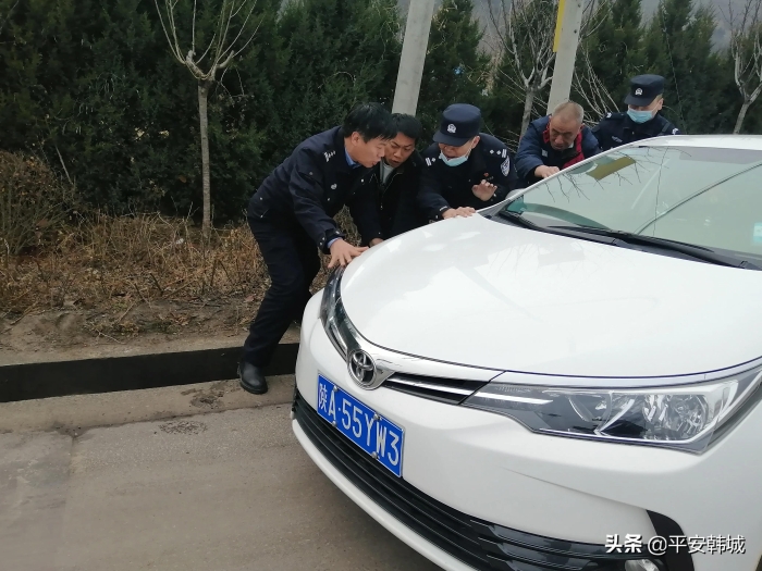 韩城：情暖寒冬 民警化身“抬车工”（图）
