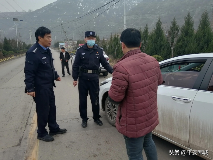 韩城：情暖寒冬 民警化身“抬车工”（图）