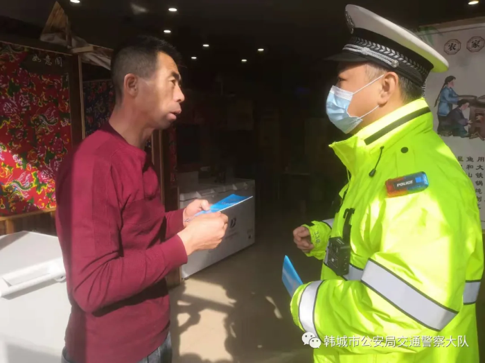 韩城公安交警走进沿街饭店、商铺开展交通安全宣传（图）