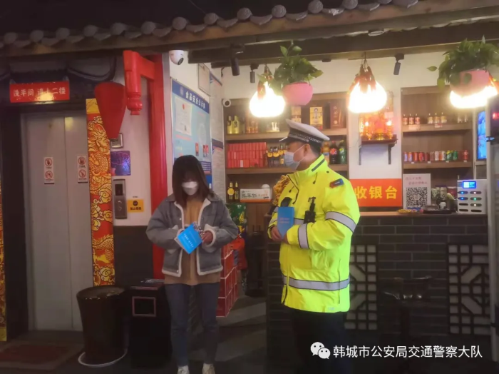 韩城公安交警走进沿街饭店、商铺开展交通安全宣传（图）