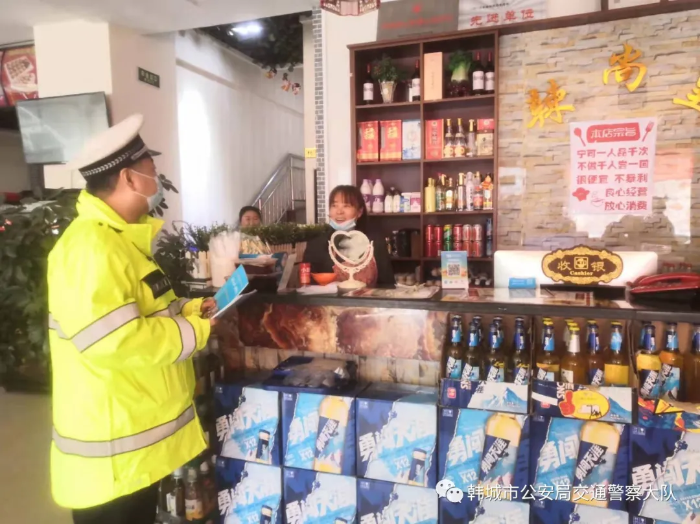 韩城公安交警走进沿街饭店、商铺开展交通安全宣传（图）