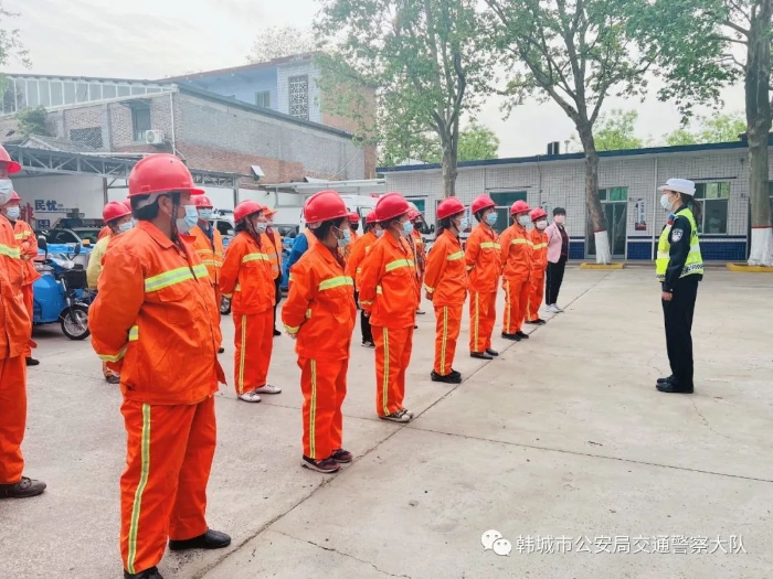 韩城：关爱环卫工人，从交通安全开始！（图）