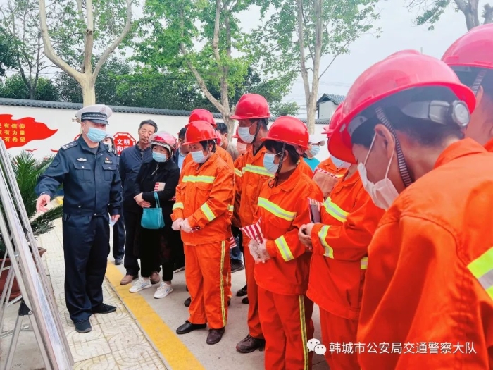 韩城：关爱环卫工人，从交通安全开始！（图）
