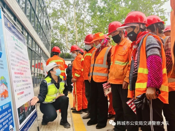 韩城：关爱环卫工人，从交通安全开始！（图）