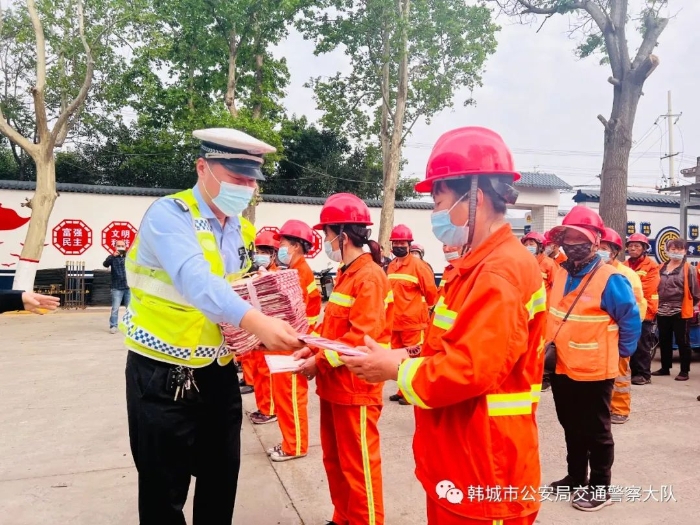 韩城：关爱环卫工人，从交通安全开始！（图）