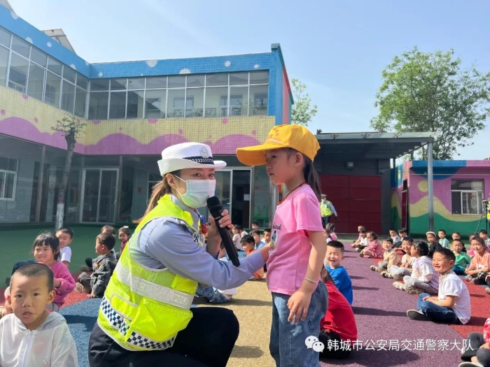 韩城公安交警：“五一”节前进校园 筑牢交通安全网（图）