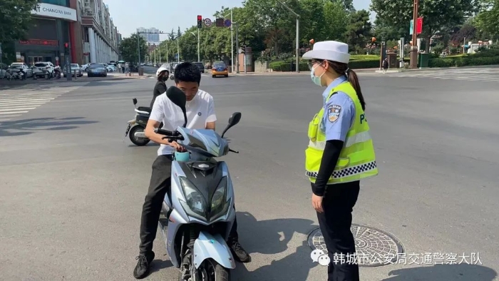 韩城市公安局交警大队开设“一盔一带”马路教学 为驾乘人员上好“安全锁”（图）