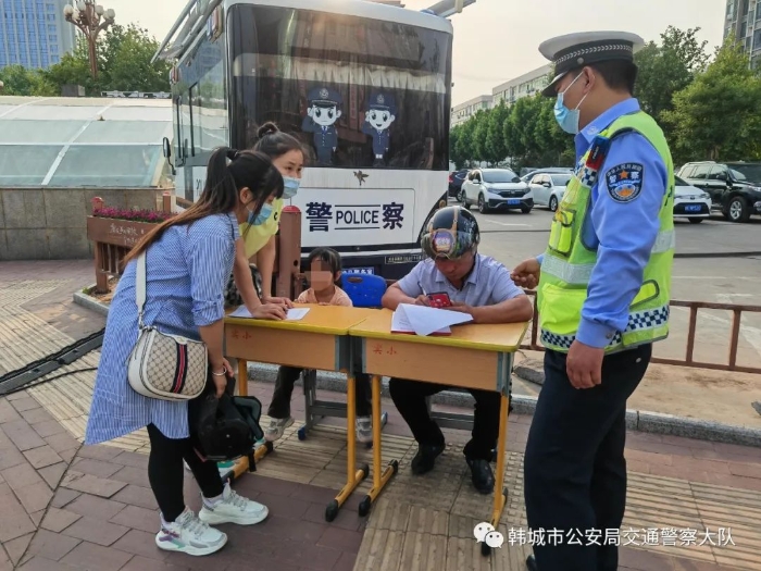 韩城市公安局交警大队开设“一盔一带”马路教学 为驾乘人员上好“安全锁”（图）